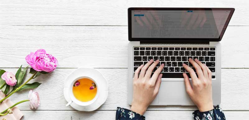 Pige på computer på arbejdspladsen