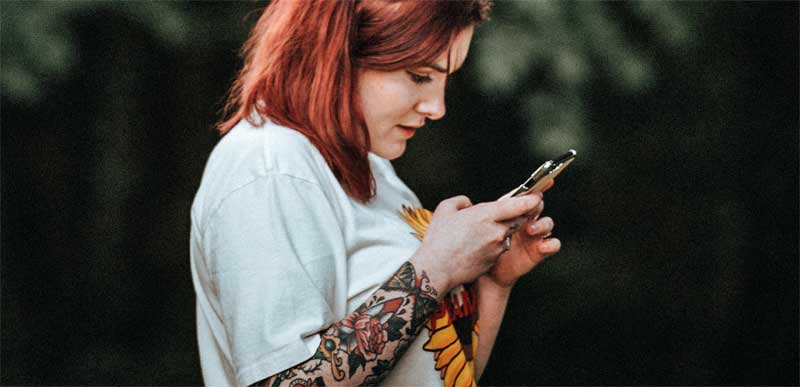 Pige med mobiltelefon