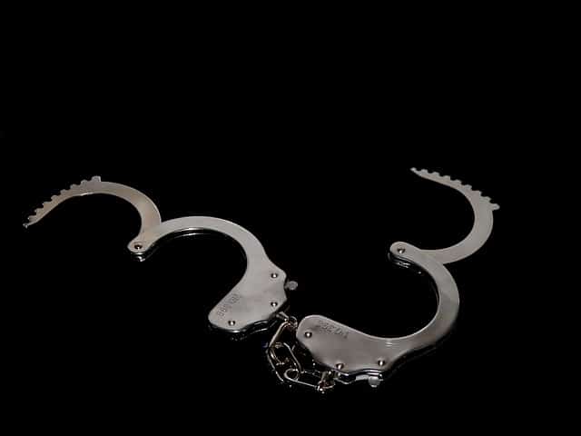 handcuffs-1078870_640