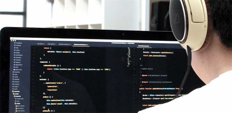 Hacker knækker et password med computer