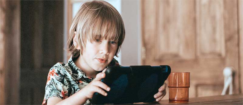 Barn programmerer i en iPad