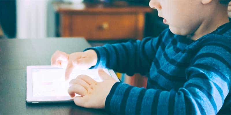 Lille dreng lærer at kode på mobilen